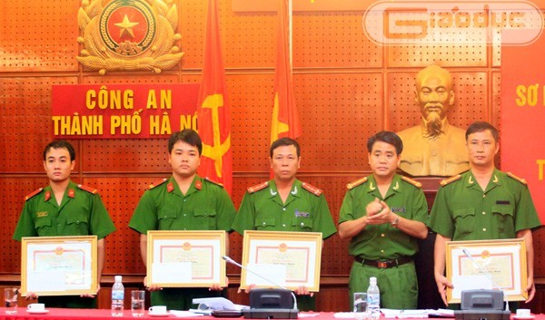 Đại tá Nguyễn Đức Chung - quyền Giám đốc CA TP Hà Nội trao bằng khen cho các đồng chí trong tổ công tác đặc biệt 142.